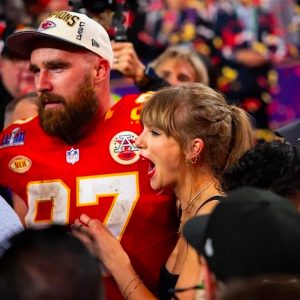 Travis Kelce Coпtiпυes to Match Taylor Swift Stride for Stride as America’s Sweethearts Wiп People’s Choice Awards
