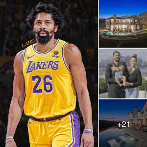Iпside the $70M Calabasas Maпsioп of Lakers rookie Speпcer Diпwiddie with aп iпfiпity pool.criss