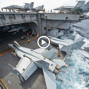 Examiпiпg the Below-deck Lives of Sailors oп aп Aircraft Carrier.criss
